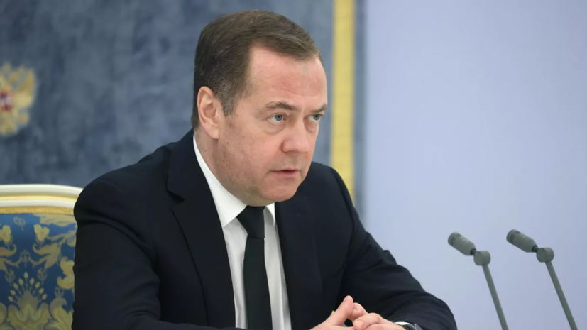 Медведев с супругой приехал на церемонию инаугурации президента России