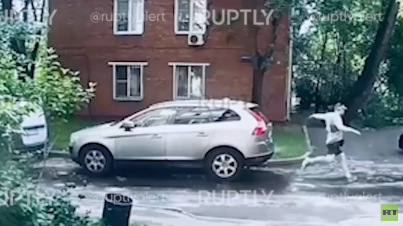 Опубликовано видео погони вооружённого мужчины за скейтером в Москве