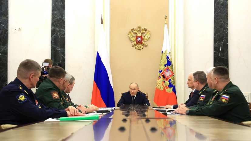 «Наши войска каждый день улучшают положение»: о чём говорил Путин на встрече с командующими военными округами