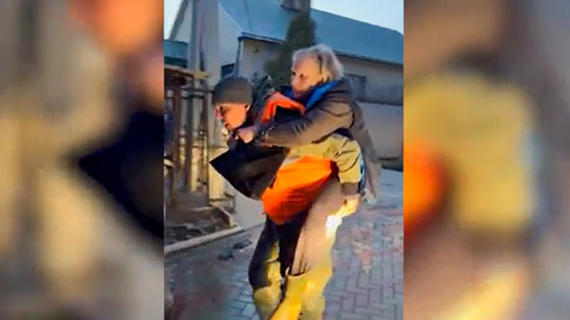 В затопленном Оренбурге добровольцы помогли местным жителям
